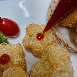 花朵中心擠上番茄醬點綴