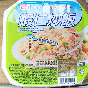 將桂冠蝦仁炒飯倒入盤子,放進電鍋,外鍋倒入一杯水加熱(約180cc)。
〈 小TIPS 〉其他加熱方法:
・微波:無需解凍,封膜撕開一角,1400W強火1分45秒、750W強火3分30秒、600W強火4分30秒。
・熱鍋快炒:無需解凍,不沾鍋熱鍋後倒入炒飯,以中小火快炒4~6分鐘即可食用。
・滾水煮粥:將500㏄清水或高湯煮沸,倒入冷凍炒飯一份,煮至水滾後,就ok囉!