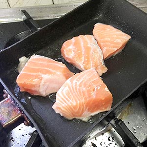 將鮭魚切小片,用平底鍋將鮭魚煎至兩片恰恰。
