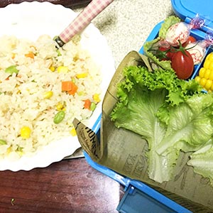 川燙花椰菜、鴻喜菇、氣炸玉米,蕃茄和起司球分別先擺好。
配菜挑選小技巧:2/3 為孩子愛吃的,1/3 孩子挑食的,提升孩子吃下去與吃完的意願。