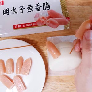 把燙熟的桂冠明太子魚香腸剖半,用煎過的麵條插在饅頭上當兔耳朵