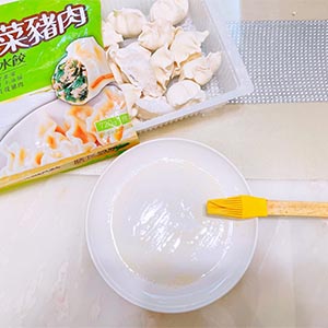 將冷凍餃子取出(無需退凍)