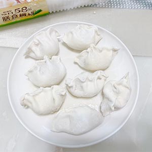 盤底抹香油(防沾黏用)再放上水餃