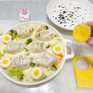 烤好後,趁水餃餘溫放上壓模的起司片(老虎臉部,如不造型可省略)