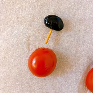 用義大利麵插上黑豆