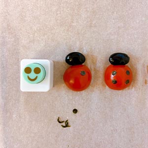 造型打洞機在海苔上打出圓形斑點及眼睛,圓形壓模在起司片上壓出眼睛