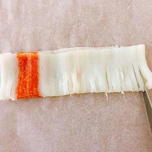 開始製作「鱘味棒花朵」!
(1.) 鱘味棒放濾網滾水燙1分鐘,關火泡1分鐘取出放涼