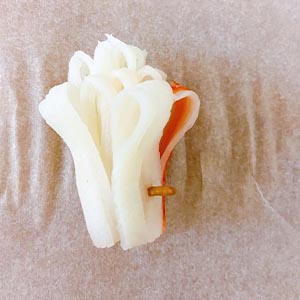 (3.) 捲起鱘味棒後,插入煎過的義大利麵條固定完成