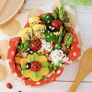 再放入木耳蛋捲、蘆筍肉捲等喜愛的配料
組裝完成就可以啦!