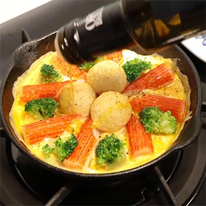 把準備好的食材排列到蛋液上,淋上少許橄欖油、黑胡椒。