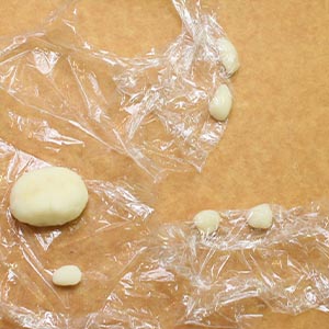 用薯泥捏出熊熊的頭(大大橢圓形)、耳(小小的半圓)形跟手(長條狀)。