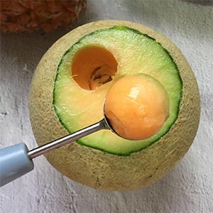 用挖球器挖奇異果和香瓜。
這個備料動作，很適合讓小孩子體驗唷～