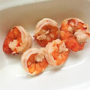 蝦子殼後再川燙，可燙出捲成圓圈的蝦肉。