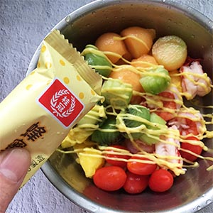 準備好所有的材料後，和桂冠蜂蜜芥末沙拉拌勻