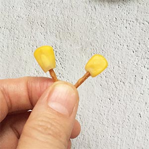 玉米粒用煎過的義大利麵條固定在鳥蛋上當耳朵。