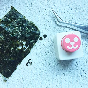 用海苔打洞機打出五官沾沙拉醬黏在鳥蛋上當五官