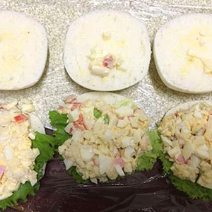 饅頭鋪上生菜後,再填入蟳味棒蛋沙拉。