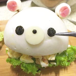海苔沾美乃滋貼在起司片上當眼睛、鼻子即完成。