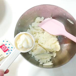 中型馬鈴薯蒸熟後去皮,加入一大匙的桂冠沙拉,碾碎馬鈴薯並均勻攪拌。