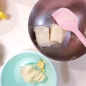 分成三等份,製作白色貓咪與黃色貓咪,,一份可製作出一支咪造型。