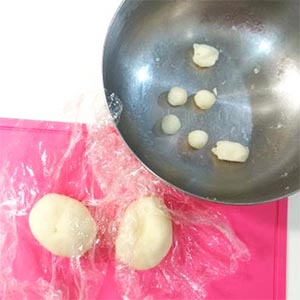 取其中一份,捏出三角形的耳朵 x2 與 圓形的手 x2,剩餘的材料揉成蛋型大小作為貓咪的身體