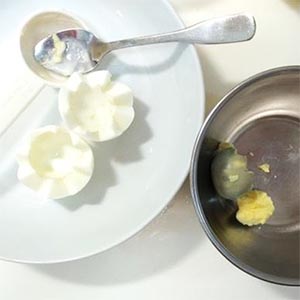 煮熟水煮蛋切半,並取出蛋黃