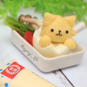 想避免揉捏馬鈴薯食材黏手上嗎?可以使用保鮮膜幫助揉捏塑形喔!
整個料理製作過程真的超簡單,很適合假日親子在家一起動手DIY,共同創作午餐~