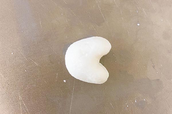 黑色湯圓糰做出眼睛和鼻子，黏貼時先沾水，再黏上眼睛鼻子、稍微按壓
水彩筆沾水在接縫處塗過一次，幫助密合完成
>>做完的小湯圓可以蓋上沾濕的紙巾或紗布防止乾裂，或者做完可以馬上冰冷凍會更密合喔！