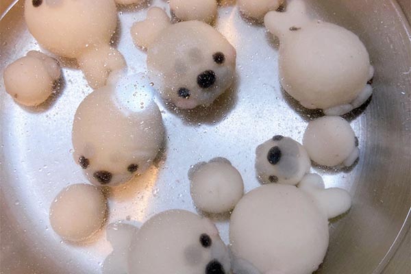 水滾後轉中小火，下小海豹湯圓，滾5-8分鐘
海豹牛奶糖小湯圓5分鐘可以先撈起
8分鐘後撈起海豹大湯圓，過一下冷水防沾黏