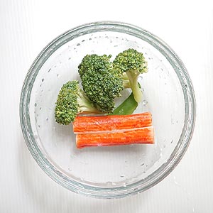 準備好食材後先加熱
配菜:
取一耐熱容器,裡頭放3瓣甜豆,2小朵青花椰菜,淋上少許熱水+撒點塩巴拌一拌,加上2條桂冠蟳味棒,包上耐熱保鮮膜,強火微波1分鐘即可!
提醒:蟳味棒記得先去除表層塑膠膜,微波後取出時內有蒸氣要小心燙手