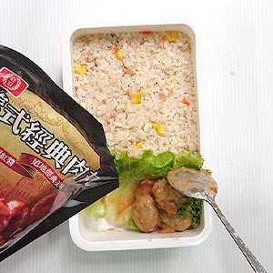 放上準備好的沙拉與桂冠港式咖哩魚蛋,再擺上甜豆裝飾。