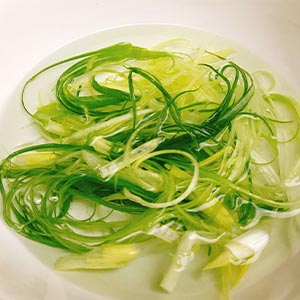 青蔥切絲或刨絲後泡水10分鐘
小秘招:日本拉麵捲曲青蔥都靠這一招,泡水!