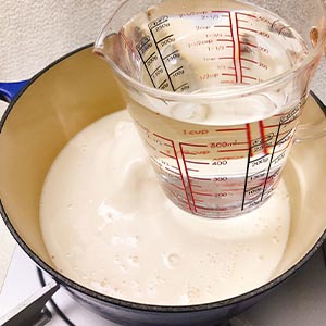 備一個20公分湯鍋,倒入解凍後的濃乳湯底和800ml~1000ml水並燒滾。
小提醒:濃乳鍋煮滾過程會產生綿密的奶泡很容易溢出鍋外,請務必注意火侯。