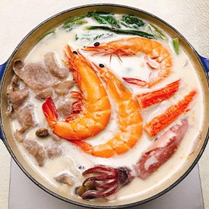 麵湯燒滾後放入解凍的白蝦、蟳味棒和川燙過的小管、肉片和青菜再煮滾2分鐘即可關火,滿滿一鍋的日式濃乳鍋燒海鮮麵就完成了。
