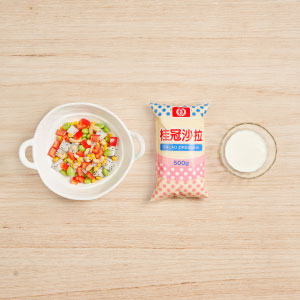 將火龍果、水果甜椒切丁,與腰果、玉米粒、毛豆混合成一大碗