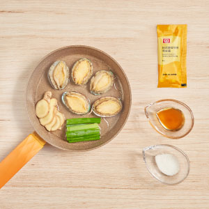 鮑魚對切後, 用蔥、薑、米酒、水煮滾後川燙2分鐘撈起