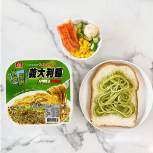 將青醬隔離微波加熱,在吐司上擺出聖誕樹造型