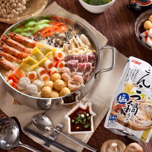 桂冠火鍋料備用、將其他食材清洗、切割。將山頭火塩味豚骨湯底一包加入500ml的水、熬煮成湯底後，最後放入桂冠火鍋料與蔬菜即可