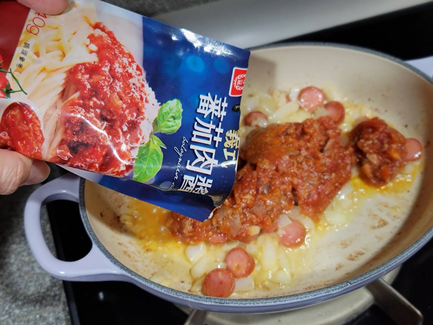 倒入桂冠義式蕃茄肉醬炒熱,將起司片撕成小塊放到鍋裡