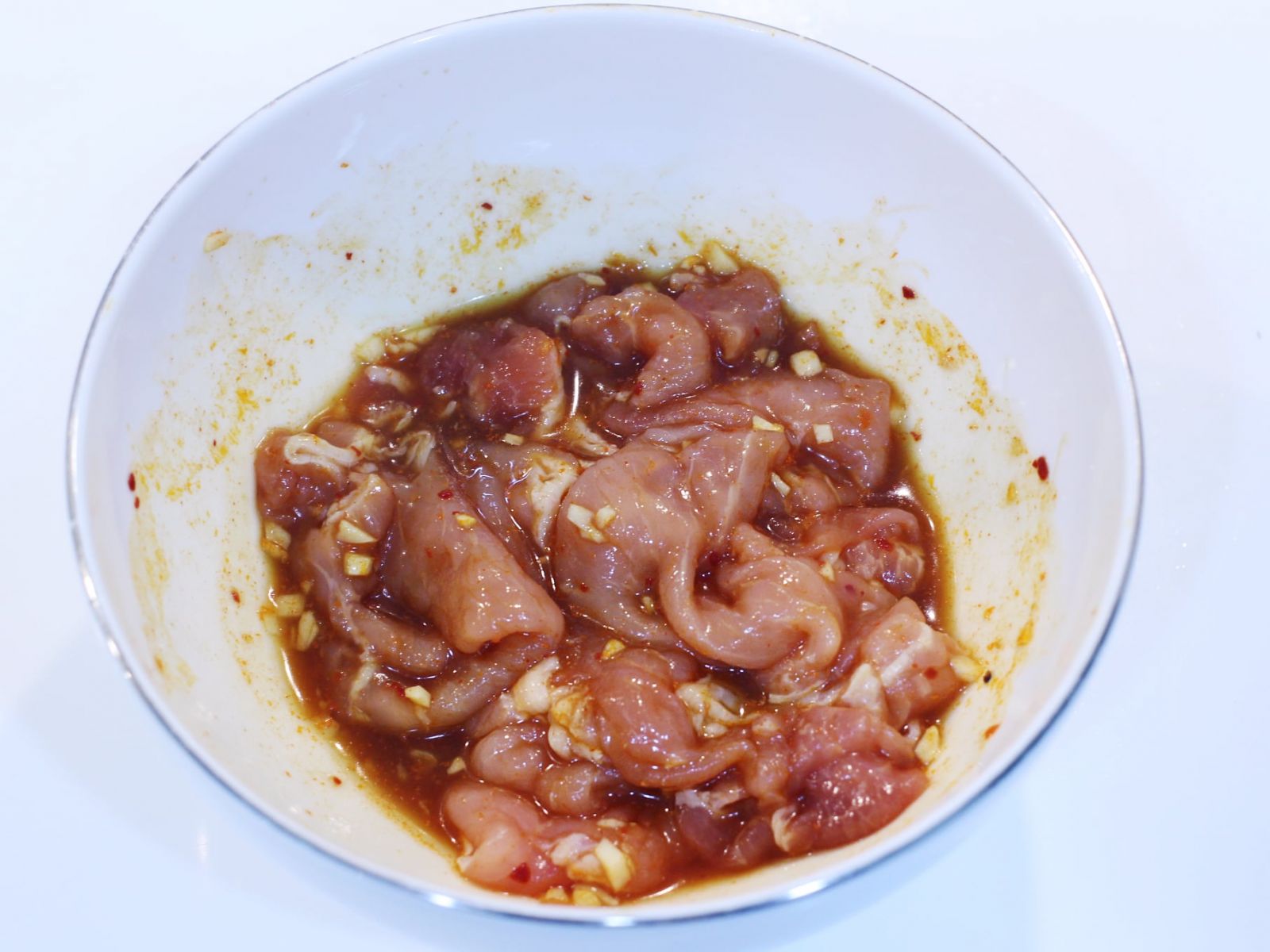 將所有醃料食材加入里肌豬肉片中攪拌均勻,醃漬10分鐘。