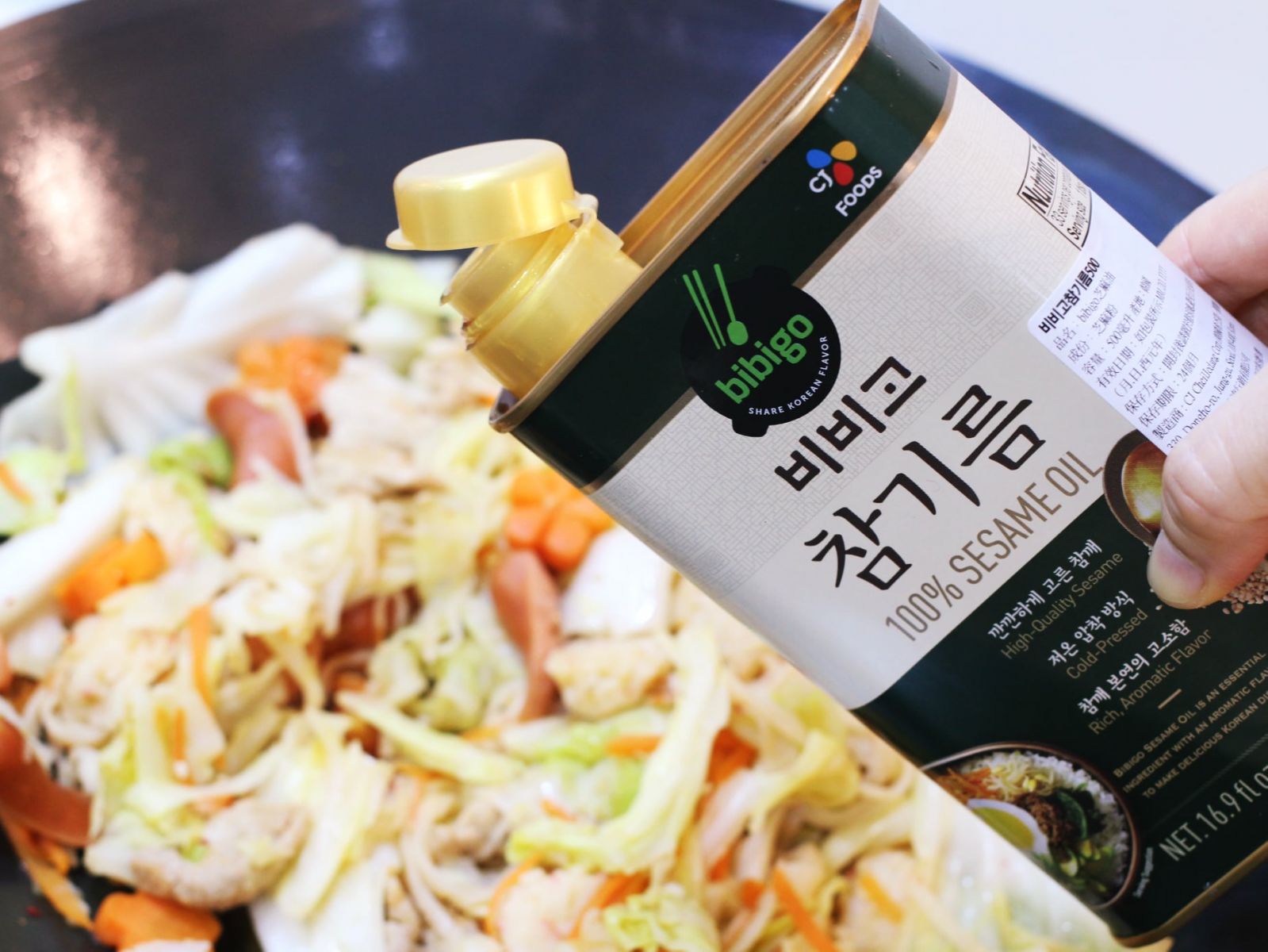 炒至高麗菜軟後關火,淋上韓式麻油拌炒均勻