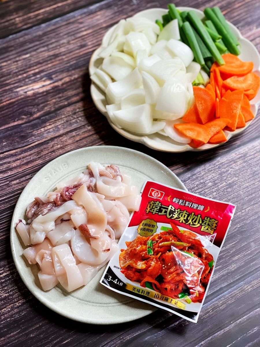 魷魚清洗乾淨後切圈狀、洋蔥切大塊、蔥切段、紅蘿蔔切片備用。