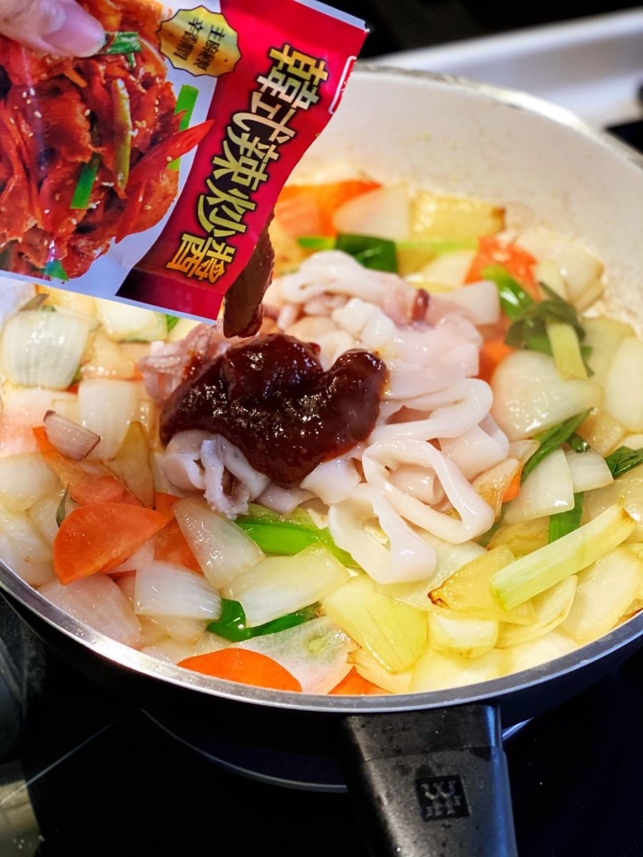 炒軟後放入魷魚,再將桂冠韓式辣炒醬倒入鍋內與食材拌勻,拌炒至魷魚熟即可起鍋