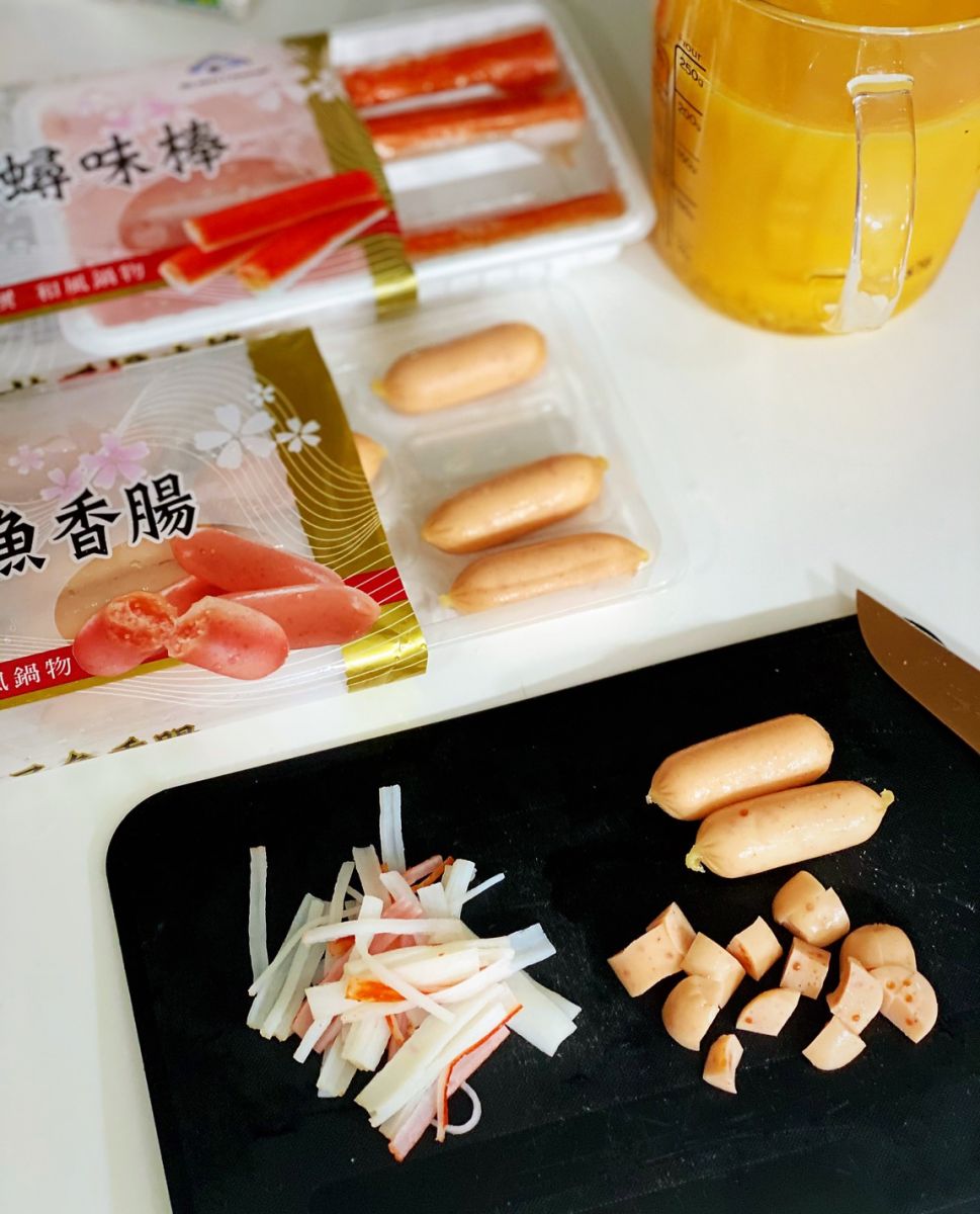 蟳味棒切對半撕細絲,明太子魚香腸切成小丁,備用。