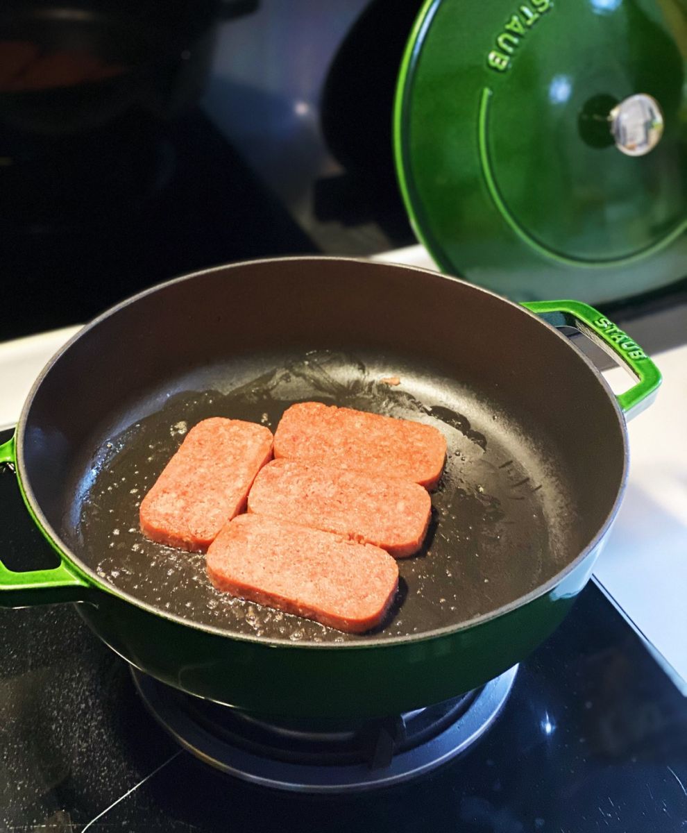 將午餐肉切片,並先煎出香氣及油份後加入桂冠韓式部隊鍋的鍋底煮滾