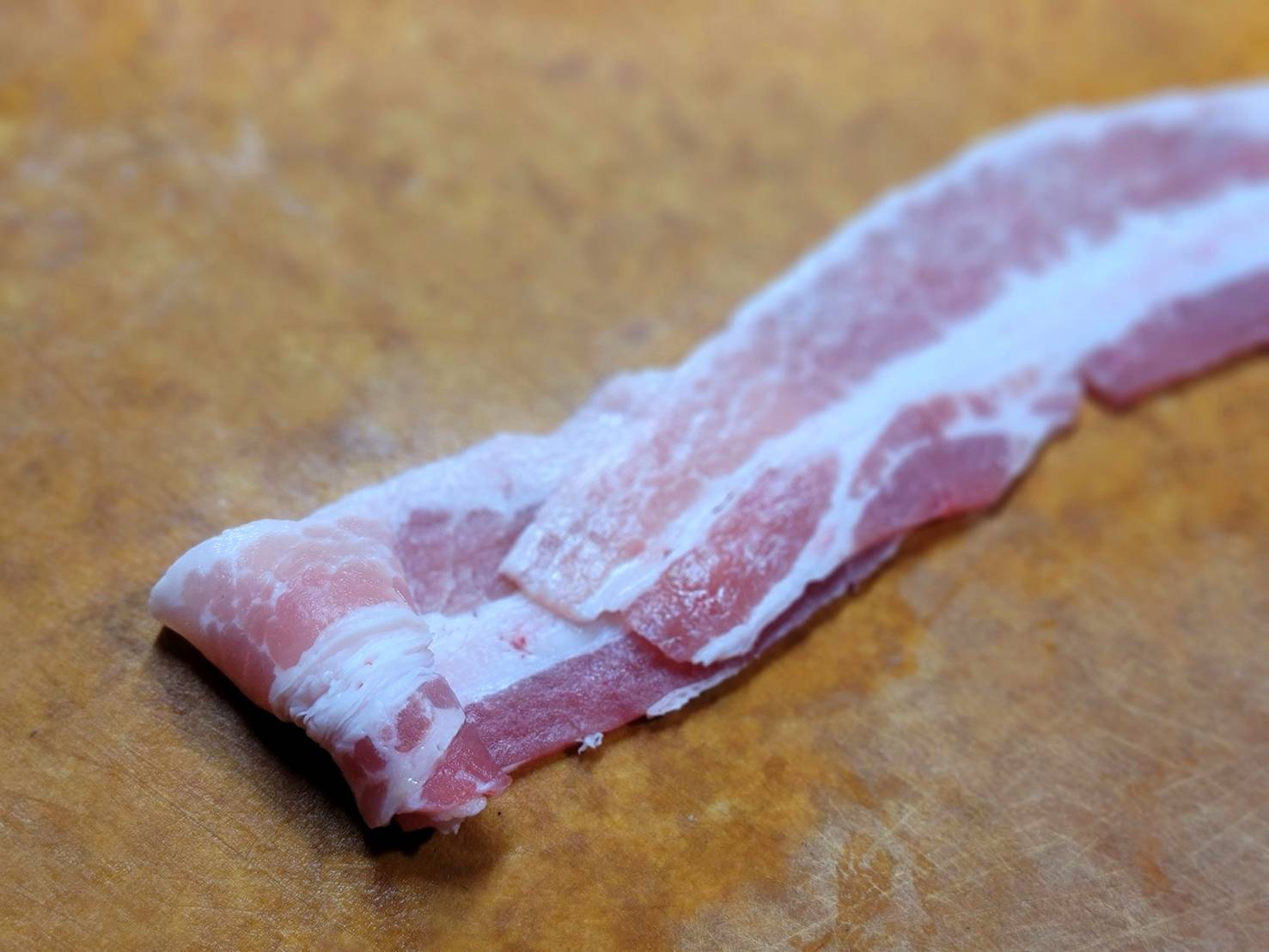 將紅蘿蔔、白蘿蔔、大黃瓜削成薄片,從一端捲到另一端成圓柱狀,若長度不夠可兩片接在一起捲。