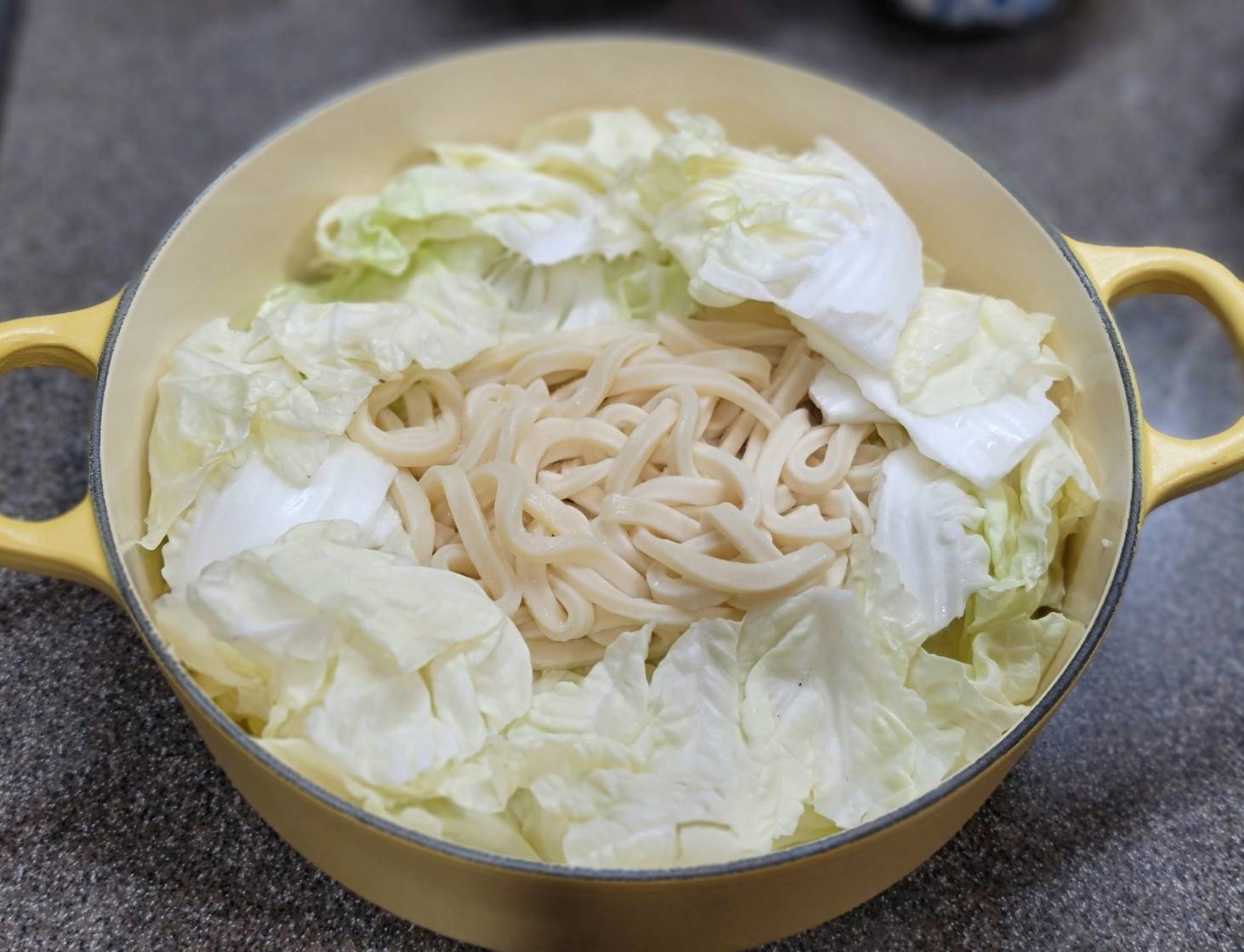 組裝:先放大白菜鋪底,大白菜中央留空間放濃乳鍋內附的烏龍麵一份,再將準備好的蔬菜類、火鍋肉、火鍋料緊緊擺滿,最後倒入濃乳鍋湯頭和800~1000ml的水,煮滾後就完成囉!