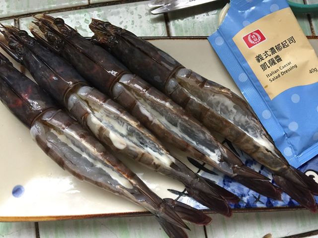 凱薩醬裡有帕馬森起司、鹹鮮鯷魚、微辛黑胡椒粒,塗一點點在蝦肉上可以幫助提味。