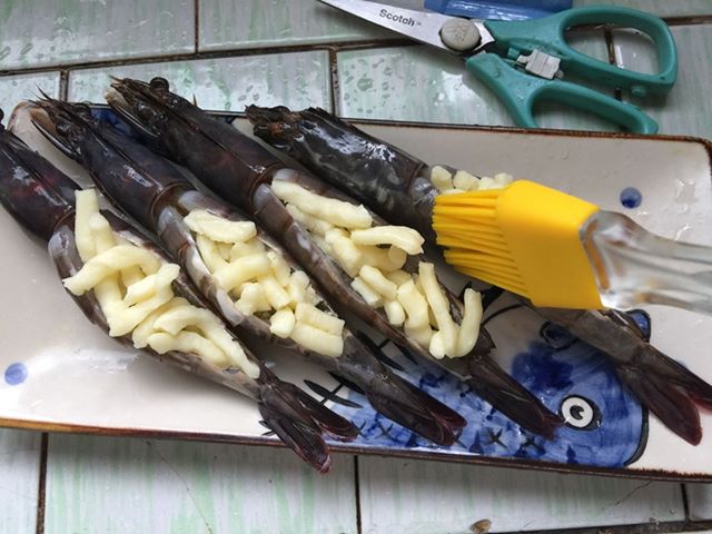 蝦肉上塞進滿滿的莫札瑞拉起司。