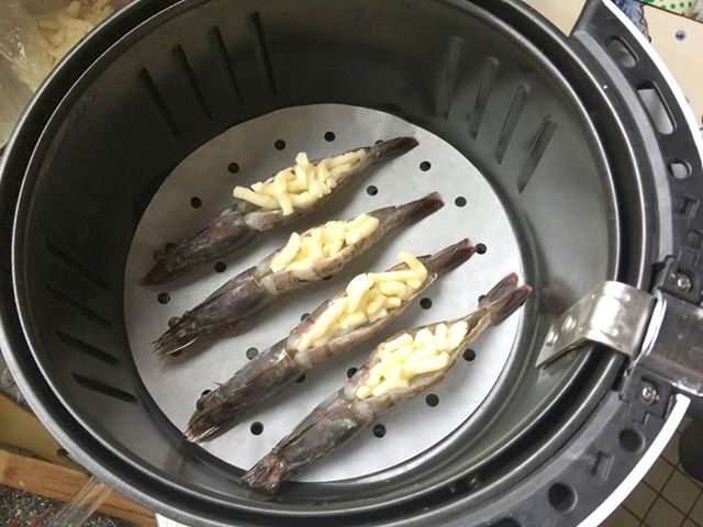 放進氣炸鍋以180度烤6分鐘。